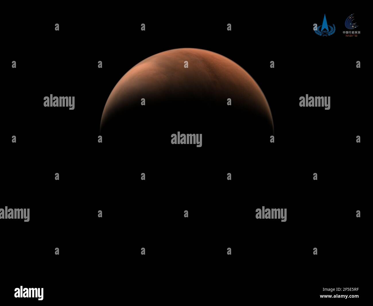 (210326) -- PEKING, 26. März 2021 (Xinhua) -- das Foto vom 18. März 2021 zeigt ein Bild des Mars, das von Chinas Sonde Tianwen-1 aufgenommen wurde. Die China National Space Administration (CNSA) veröffentlichte am Freitag zwei neue Bilder des Mars, die von der Tianwen-1-Sonde des Landes aufgenommen wurden. In den Bildern ist Mars halbmondförmig mit einer klaren Oberflächenstruktur. Als die Sonde Tianwen-1 11.000 km vom Mars auf der anderen Seite des Planeten zur Sonne entfernt war, nahm sie mit einer Kamera mit mittlerer Auflösung an Bord Panoramafotos vom Mars auf. (CNSA/Handout über Xinhua) Stockfoto