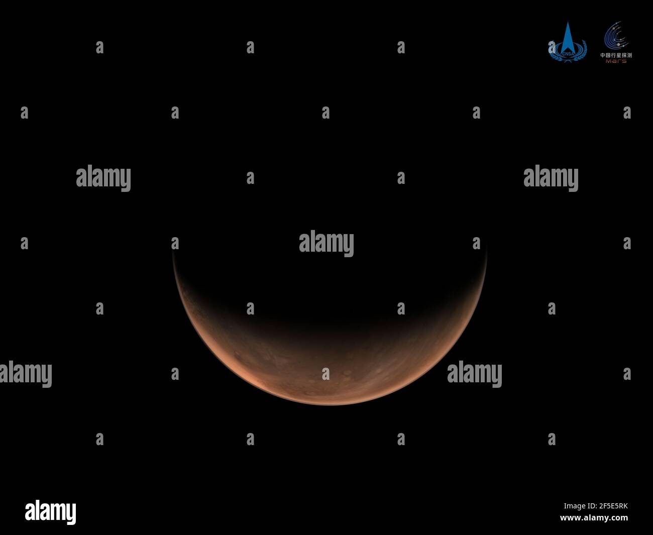 (210326) -- PEKING, 26. März 2021 (Xinhua) -- das Foto vom 16. März 2021 zeigt ein Bild des Mars, das von Chinas Sonde Tianwen-1 aufgenommen wurde. Die China National Space Administration (CNSA) veröffentlichte am Freitag zwei neue Bilder des Mars, die von der Tianwen-1-Sonde des Landes aufgenommen wurden. In den Bildern ist Mars halbmondförmig mit einer klaren Oberflächenstruktur. Als die Sonde Tianwen-1 11.000 km vom Mars auf der anderen Seite des Planeten zur Sonne entfernt war, nahm sie mit einer Kamera mit mittlerer Auflösung an Bord Panoramafotos vom Mars auf. (CNSA/Handout über Xinhua) Stockfoto