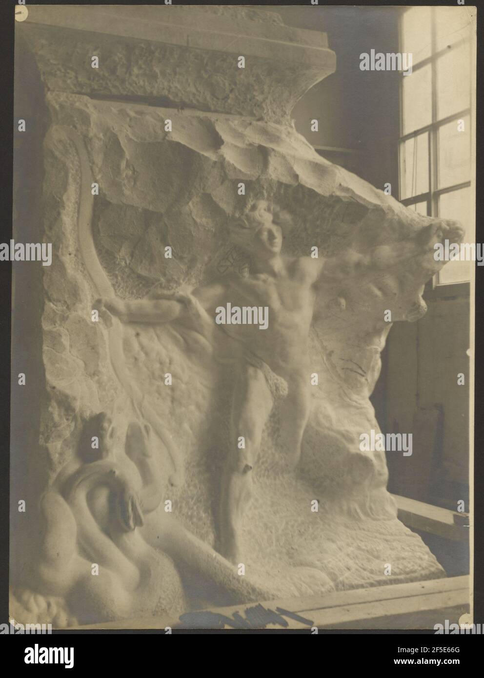 Apollo zermalmt die Schlange Python. Eugène Druet (Französisch, 1868 - 1917) Stockfoto