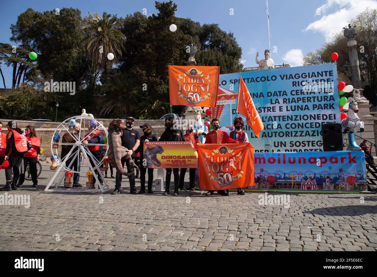 Rom, Italien. März 2021, 26th. Demonstration auf der Piazza del Popolo in Rom, organisiert von Zirkus- und Vergnügungspark-Arbeitern, Demonstration auf der Piazza del Popolo in Rom, organisiert von Zirkus- und Vergnügungspark-Arbeitern, um gegen die Schließung von Hunderten von Vergnügungsparks in Italien und die Absage von Zirkus-Shows in ganz Italien zu protestieren, Über fünftausend Familien ohne Arbeit und Einkommen seit der ersten Sperre. (Foto von Matteo Nardone/Pacific Press) Quelle: Pacific Press Media Production Corp./Alamy Live News Stockfoto