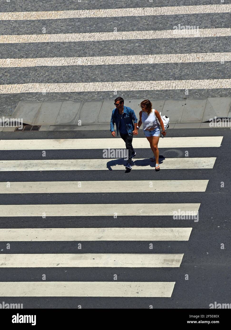 FUNCHAL, MADEIRA, PORTUGAL - 22. JUNI 2019: Junges Paar auf der Straßenkreuzung von oben. Stockfoto