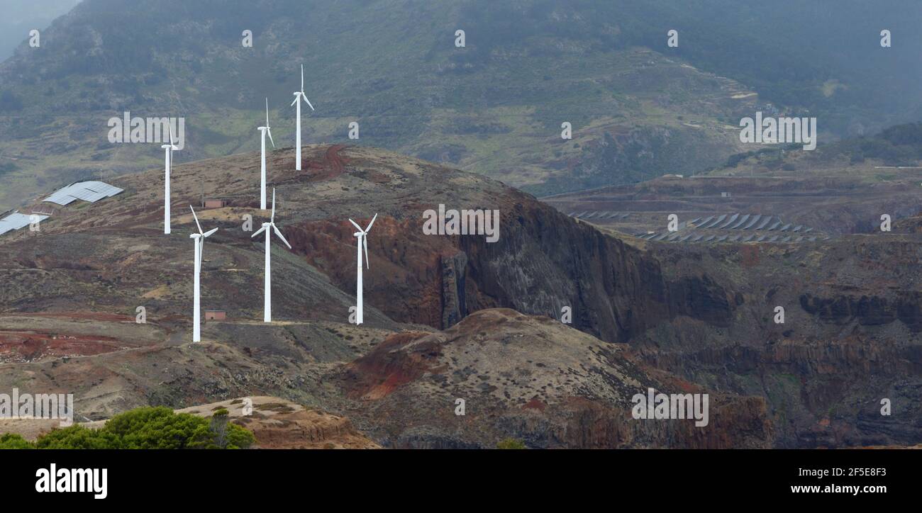 Sechs Windturbinen auf dem Madeira-Hügel mit Solarpanells in der Ferne. Stockfoto