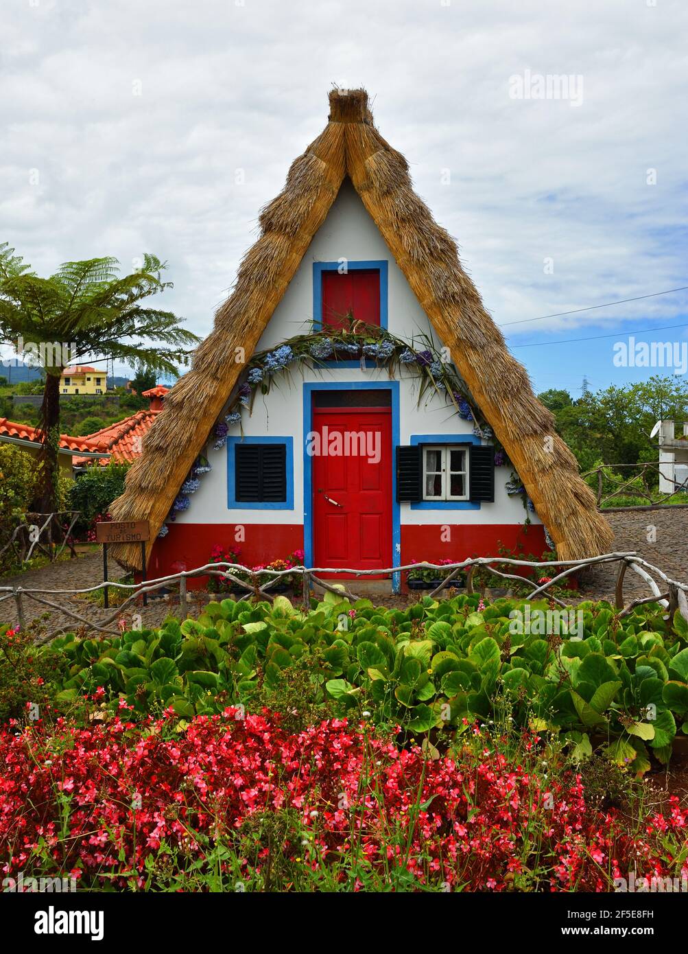 SANTANA, MADEIRA, PORTUGAL - 25. JUNI 2019: Traditionelles Madeira-Gebäude mit Reetdach. Stockfoto