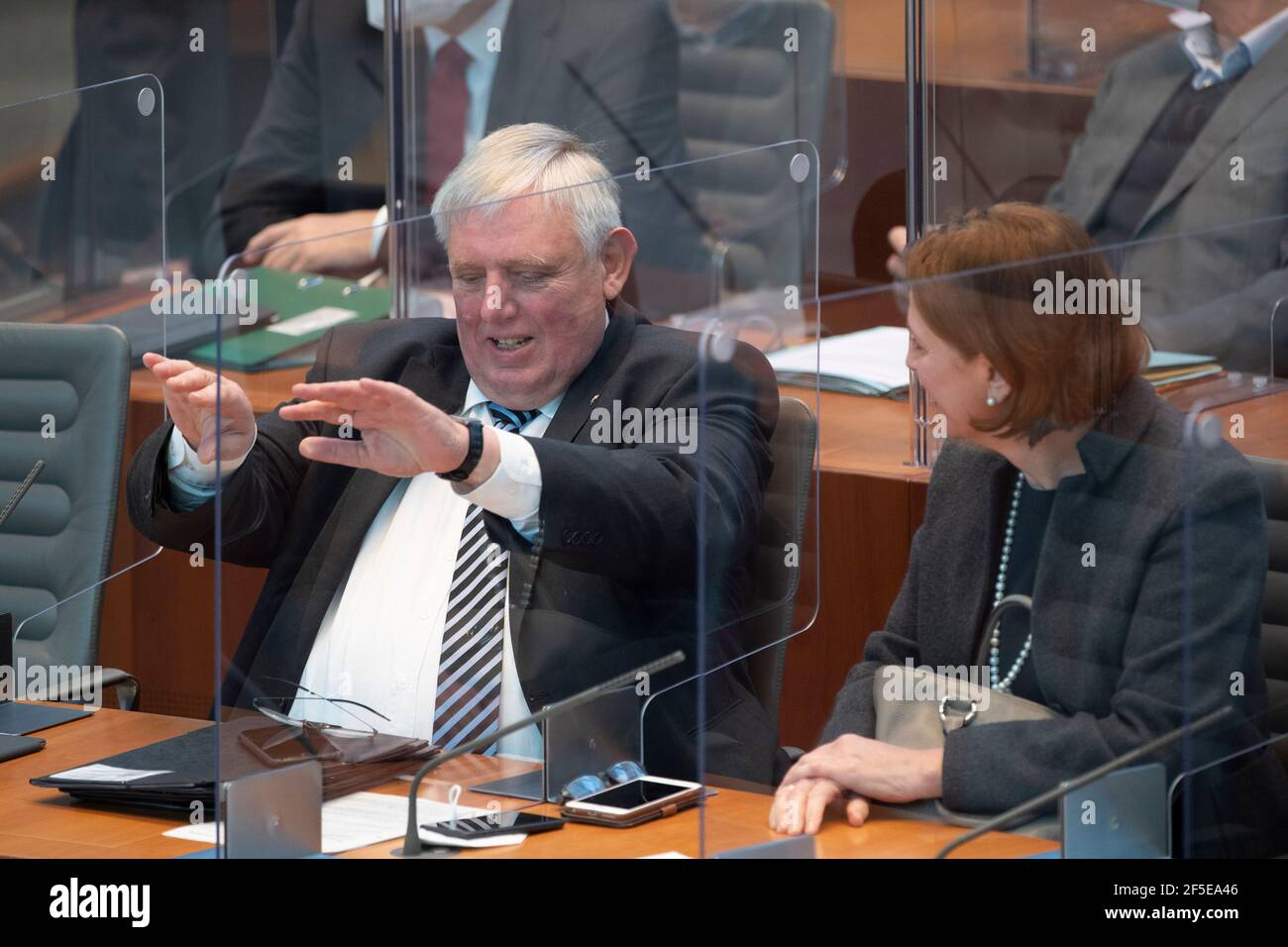 Von links nach rechts Karl-Josef LAUMANN, CDU, Minister für Arbeit, Gesundheit und Soziales des Landes Nordrhein-Westfalen, Yvonne GEBAUER, FDP, Yvonne Gebauer Ministerin für Schule und Bildung des Landes Nordrhein-Westfalen, Debatte über die Ergebnisse der Konferenz der Staats- und Regierungschefs der Länder mit der Bundeskanzlerin vom 22nd. März 2021, Plenarsitzung im landtag Nordrhein-Westfalen NRW, Düsseldorf am 24th. März 2021, Â Nutzung weltweit Stockfoto