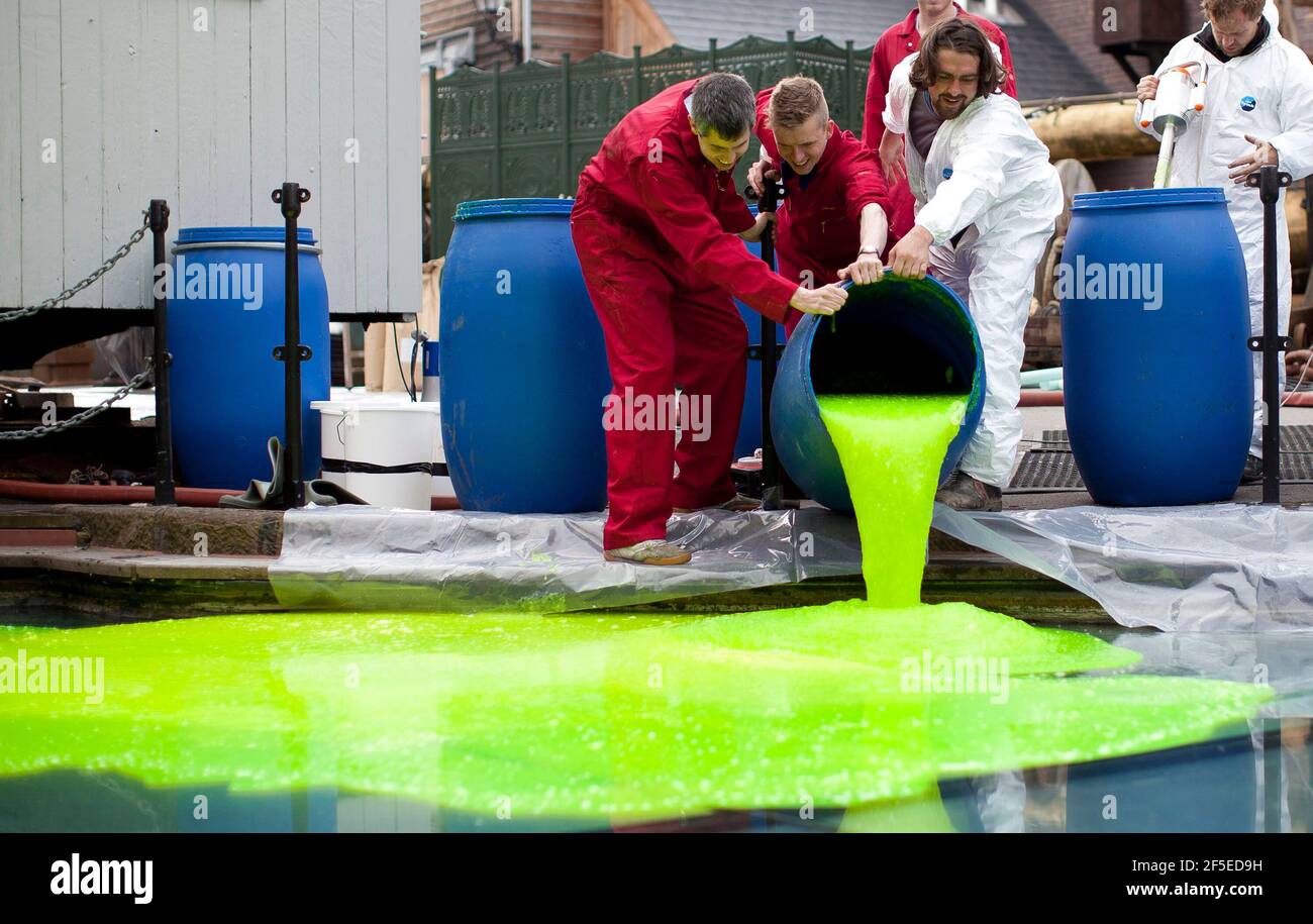 Die Food-Künstler Bombas und Parr (in Bow Ties) bereiten die weltweit größte Gelee-Art-Installation für das Museum at Night-Festival vor, indem sie 55.000 Liter Limettengelee in Bristol um Großbritannien verteilen. Das Gelee, inspiriert von der historischen Verwendung von Kalk durch Segler, wird von unten beleuchtet, so dass Brunels ikonischer Liner auf einem Meer von Gelee zu schweben scheint. 18 Mai 2012. Stockfoto