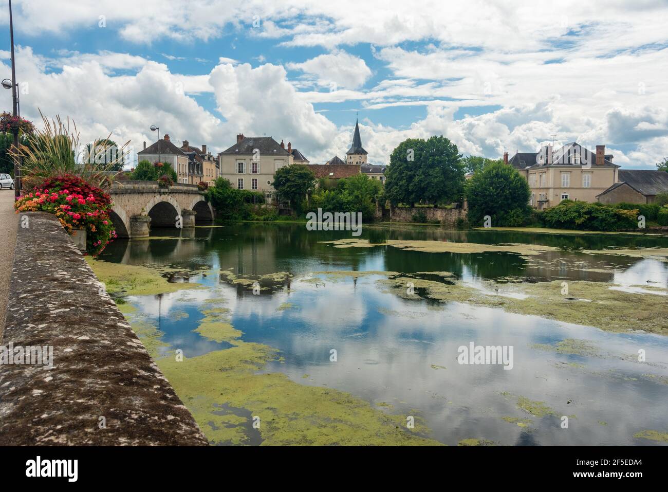 Der Fluss Loir in der hübschen Stadt La Fleche Im Département Sarthe in Zentralfrankreich Stockfoto