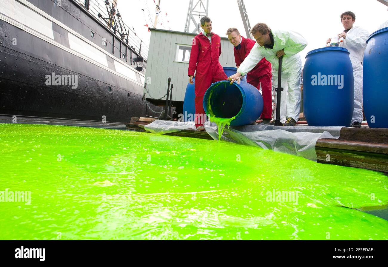 Die Food-Künstler Bombas und Parr (in Bow Ties) bereiten die weltweit größte Gelee-Art-Installation für das Museum at Night-Festival vor, indem sie 55.000 Liter Limettengelee in Bristol um Großbritannien verteilen. Das Gelee, inspiriert von der historischen Verwendung von Kalk durch Segler, wird von unten beleuchtet, so dass Brunels ikonischer Liner auf einem Meer von Gelee zu schweben scheint. 18 Mai 2012. Stockfoto