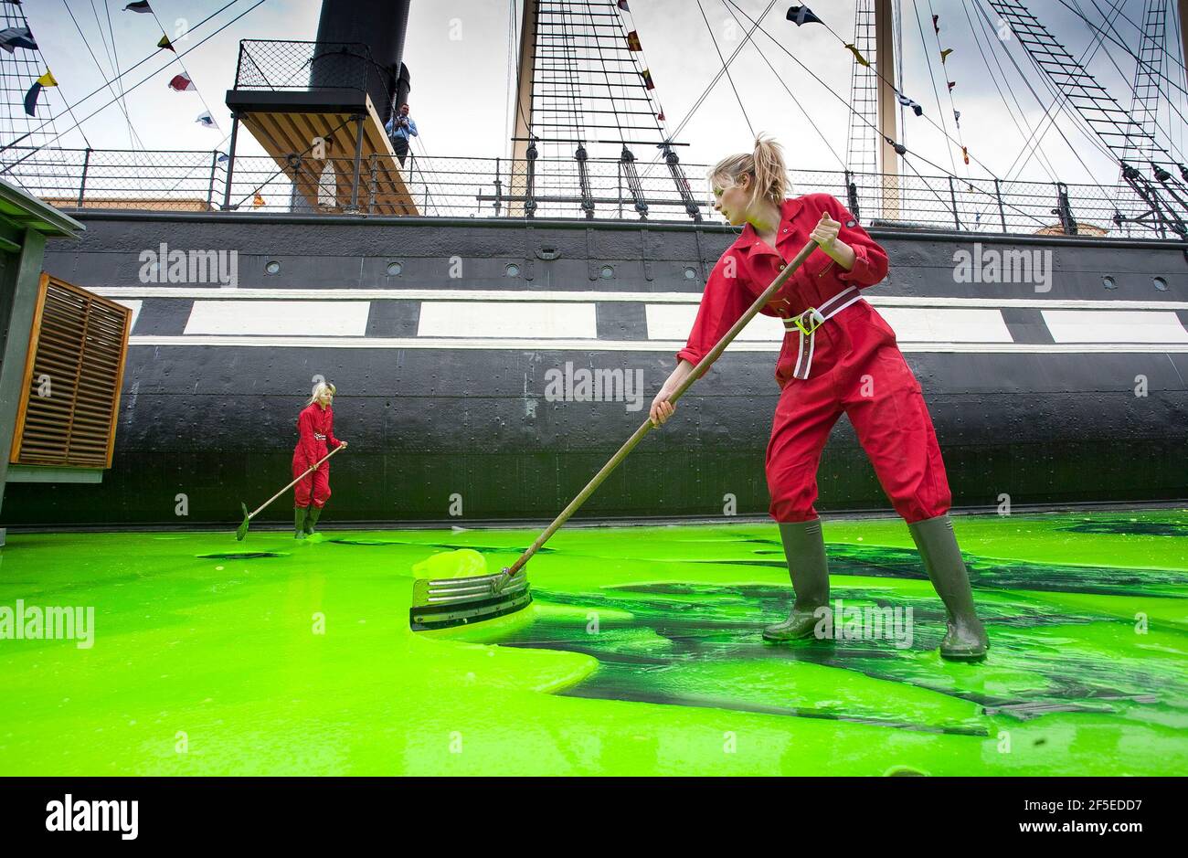 Techniker der Lebensmittelkünstler Bombas und Parr bereiten die weltweit größte Jelly-Art-Installation für das Museum at Night-Festival vor, indem sie 55.000 Liter lime Green Jelly in Bristol um Großbritannien verteilen. Das Gelee, inspiriert von der historischen Verwendung von Kalk durch Segler, wird von unten beleuchtet, so dass Brunels ikonischer Liner auf einem Meer von Gelee zu schweben scheint. 18 Mai 2012. Stockfoto