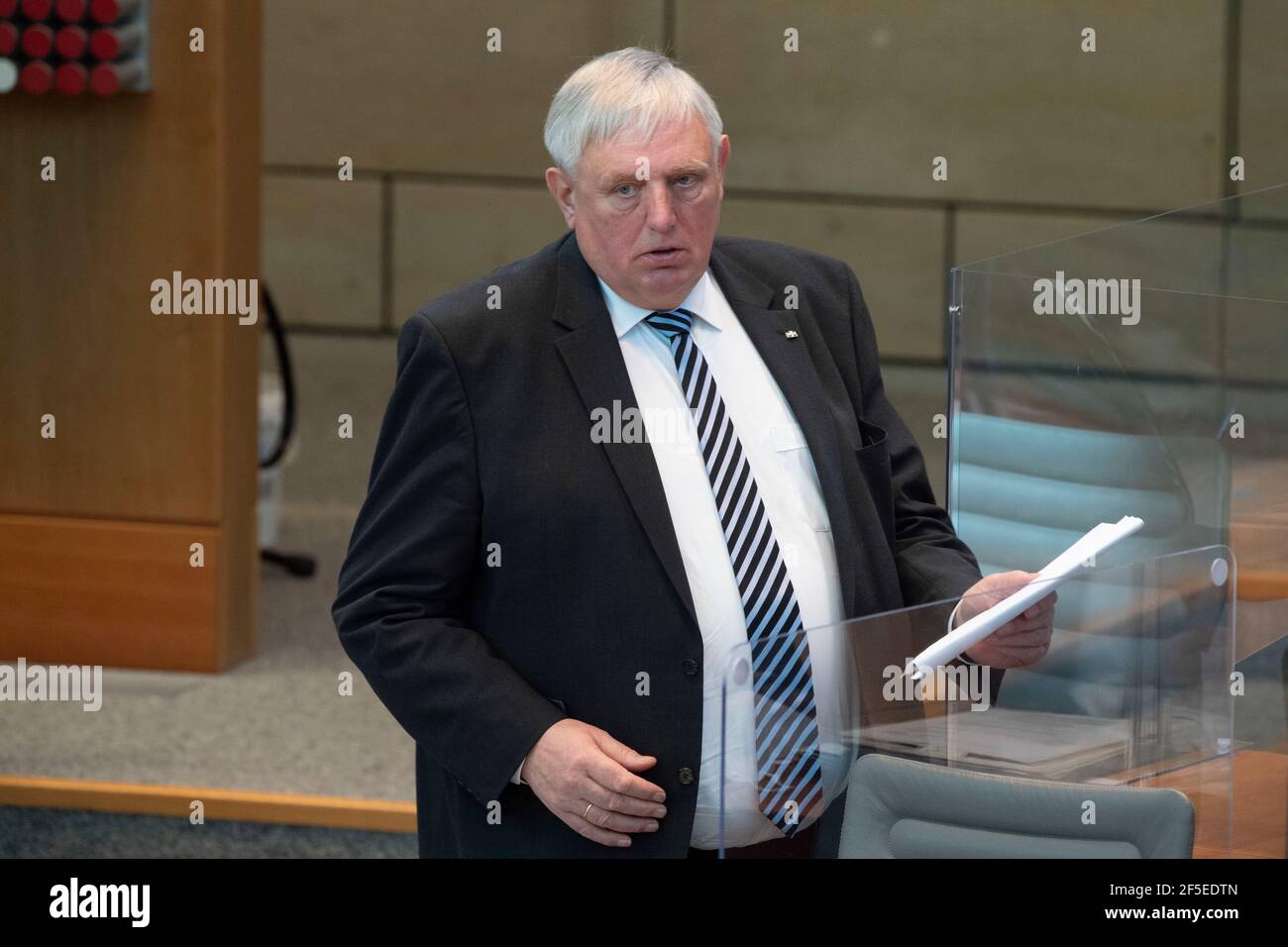 Düsseldorf, Deutschland. März 2021, 24th. Karl-Josef LAUMANN, CDU, Minister für Arbeit, Gesundheit und Soziales des Landes Nordrhein-Westfalen, Debatte über die Ergebnisse der Konferenz der Staats- und Regierungschefs der Länder mit der Bundeskanzlerin am 22. März 2021, Plenarsitzung im landtag Nordrhein-Westfalen NRW, Düsseldorf am 24th. März 2021, Nutzung weltweit Credit: dpa/Alamy Live News Stockfoto