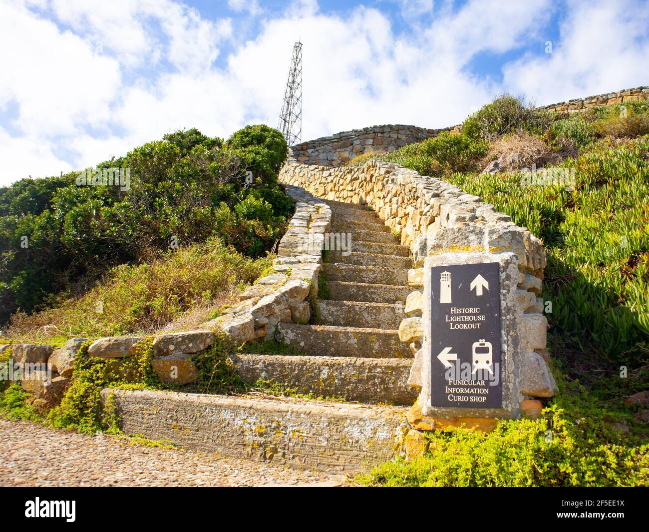 Cape Point - Cape Town, Südafrika - 18-03-2021 der untere Teil der Treppe führt zum Cape Point Light House. Zeichen mit Anweisungen im Vordergrund Stockfoto