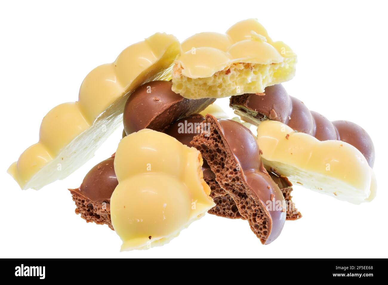 Broken Heap poröse Schokolade auf weißem Hintergrund isoliert. Stockfoto