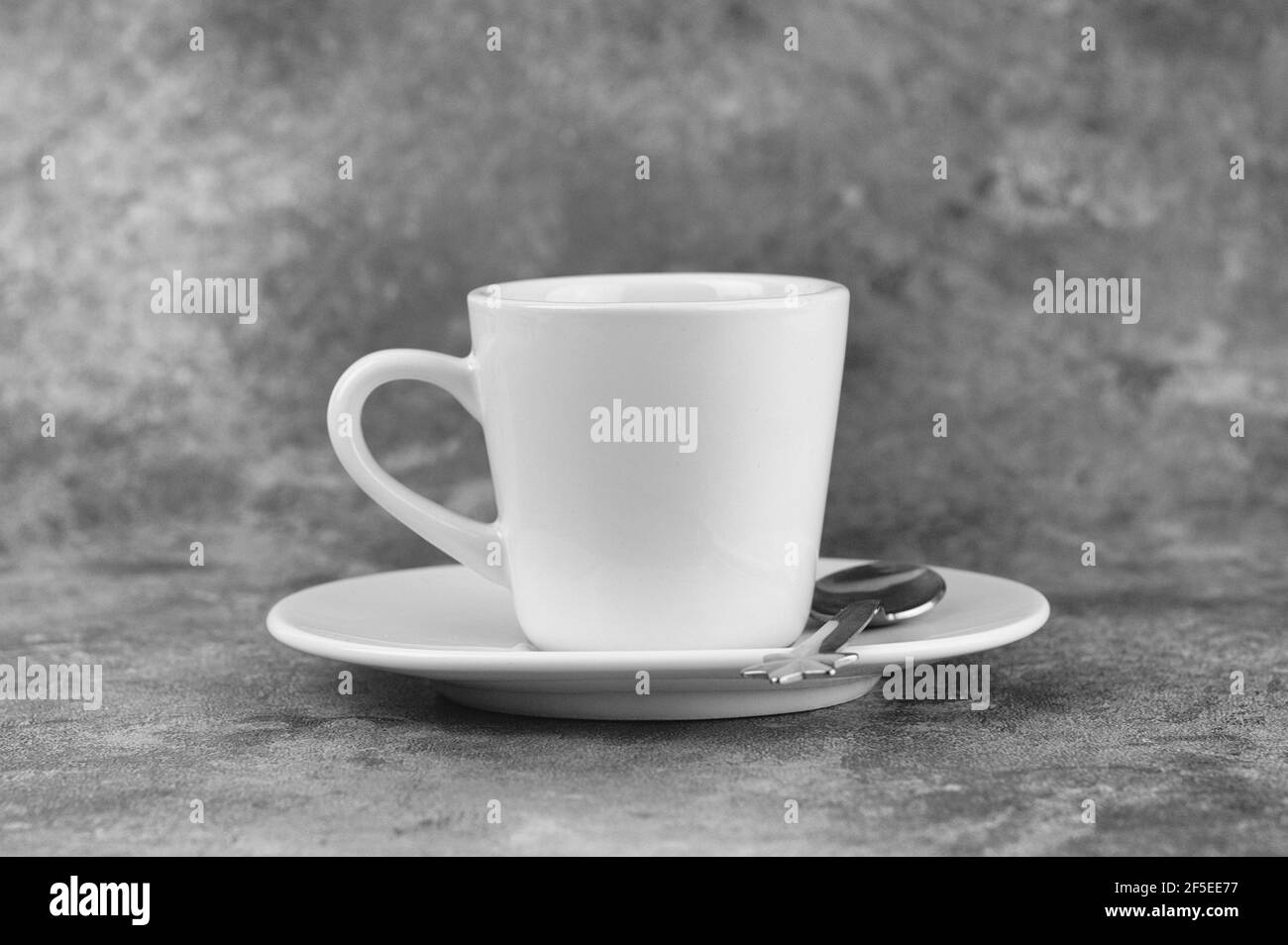 Kaffeetasse und Kaffeebohnen Stockfoto