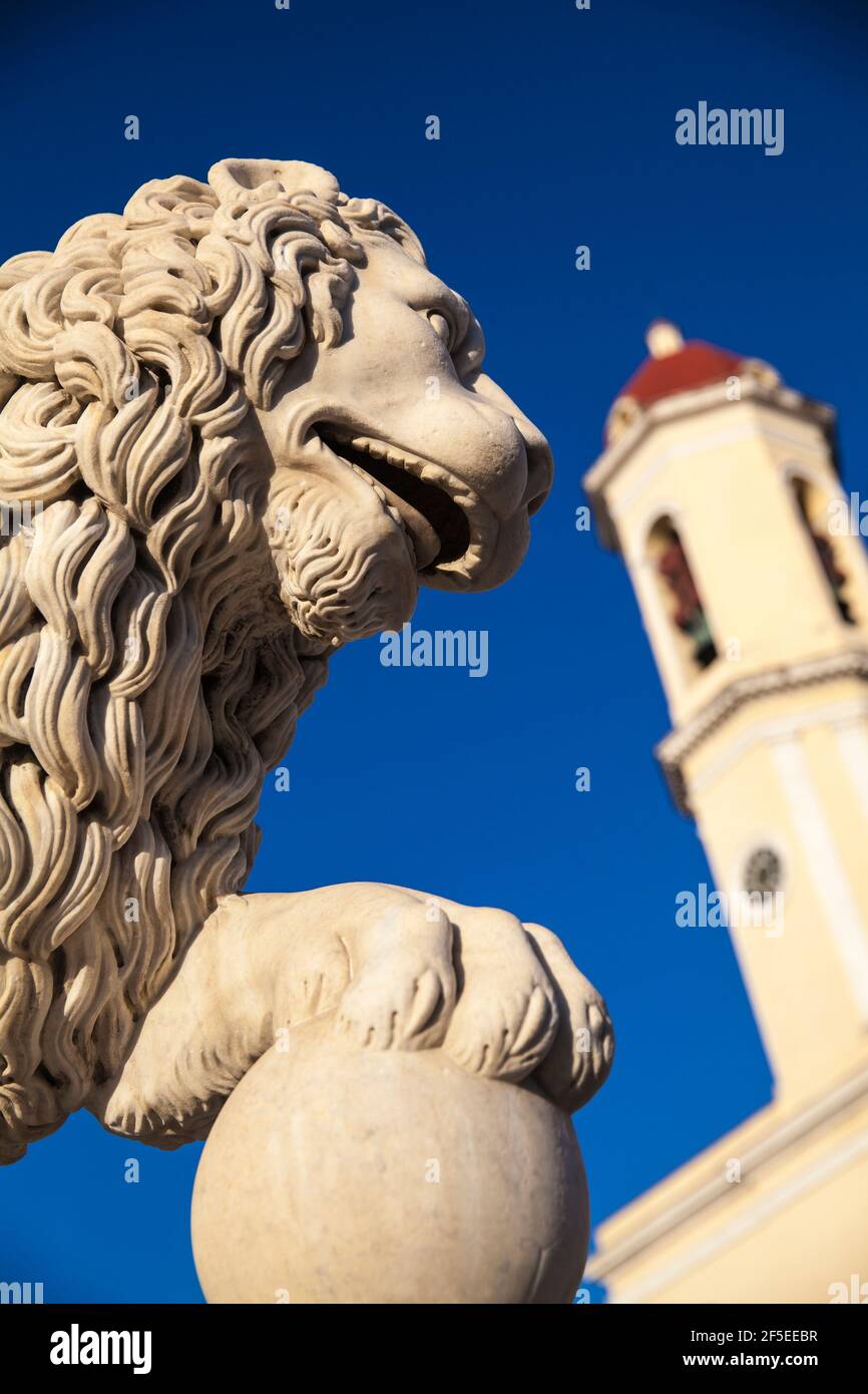 Kuba, Cienfuegos, Parque Martí, Steinlöwe vor der Catedral de la Purisima Concepcion Stockfoto