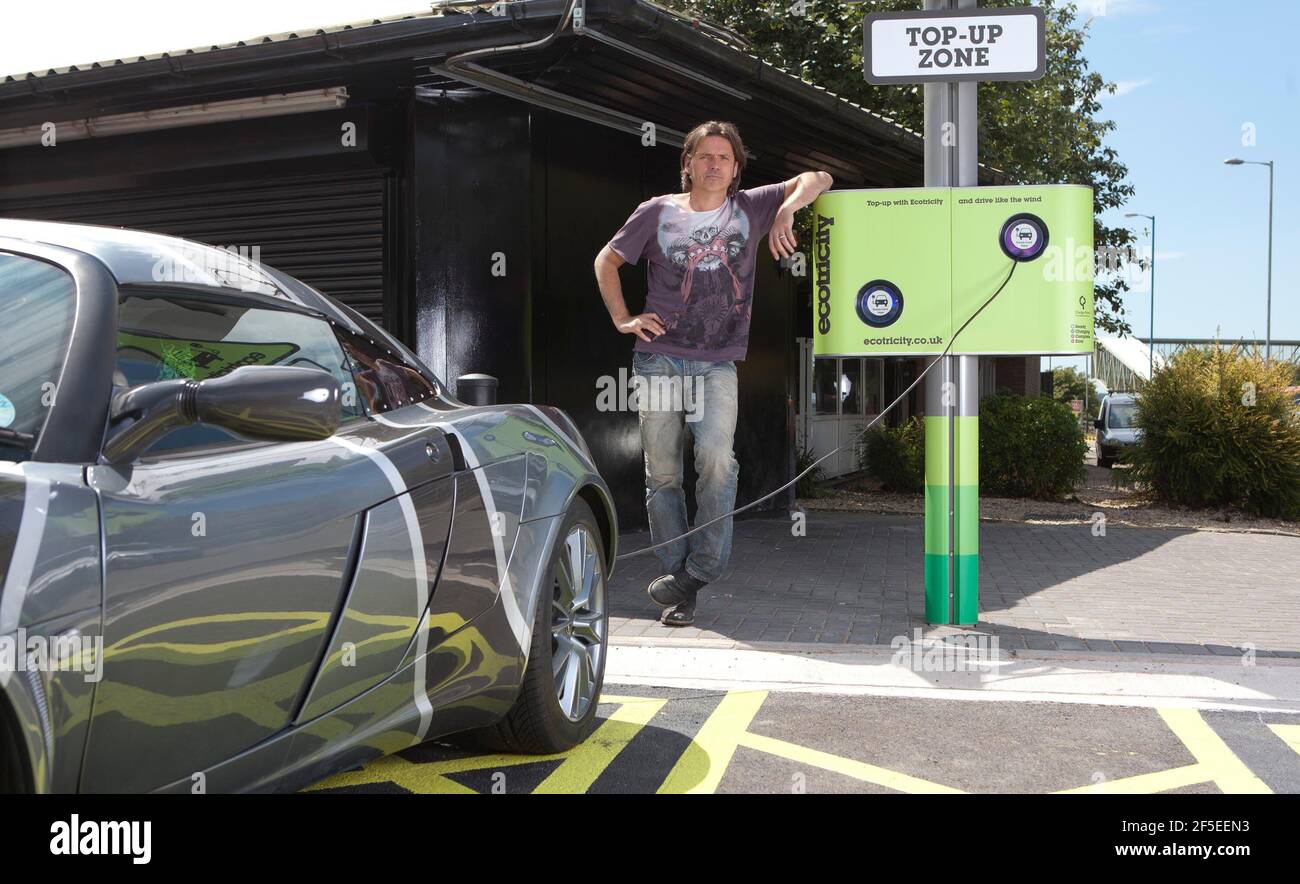 Dale Vince, Eigentümer von Ecotricity, an einer Ladestation in Michaels Wood Tankstelle an der M5 bei Stroud, wo das Ökoenergieunternehmen seinen Sitz hat. Ecotricity startet morgen (Mittwoch) das erste nationale Elektroauto-Ladeletz des Landes. 26. Juli 2011 Foto von Adam Gasson Stockfoto