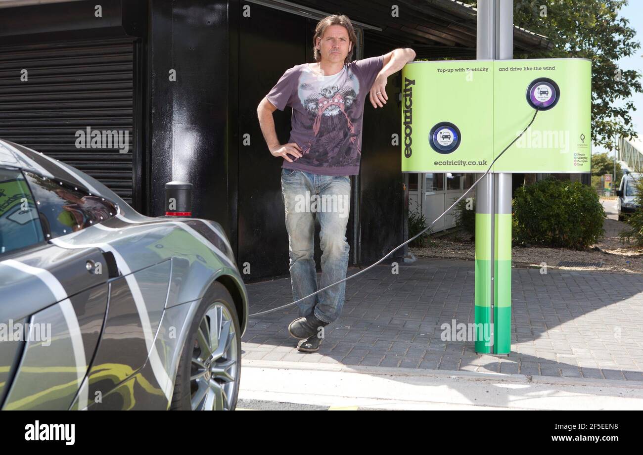 Dale Vince, Eigentümer von Ecotricity, an einer Ladestation in Michaels Wood Tankstelle an der M5 bei Stroud, wo das Ökoenergieunternehmen seinen Sitz hat. Ecotricity startet morgen (Mittwoch) das erste nationale Elektroauto-Ladeletz des Landes. 26. Juli 2011 Foto von Adam Gasson Stockfoto