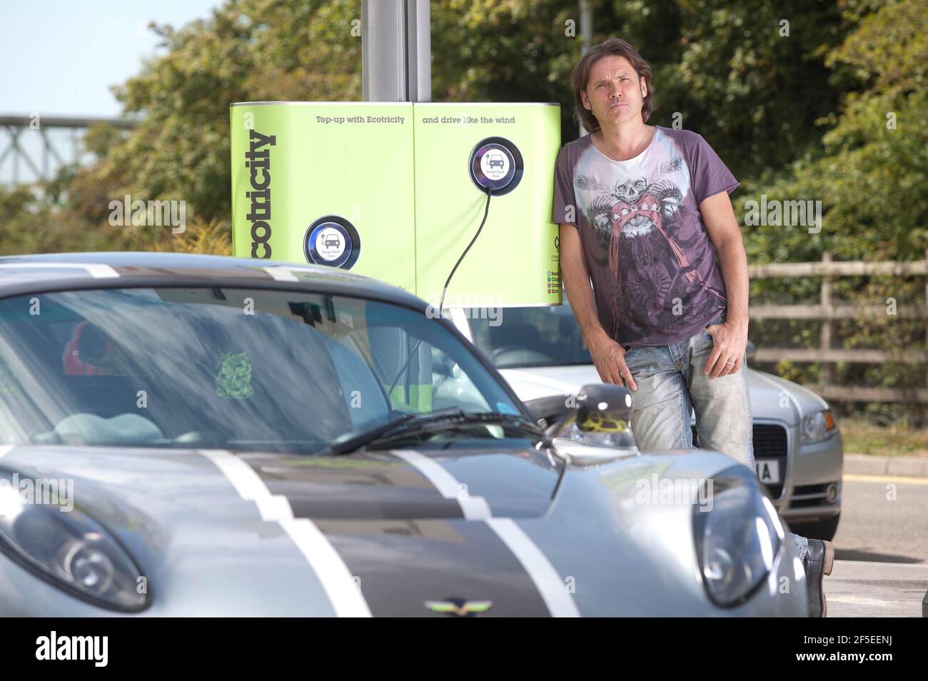 Dale Vince, Eigentümer von Ecotricity, an einer Ladestation in Michaels Wood Tankstelle an der M5 bei Stroud, wo das Ökoenergieunternehmen seinen Sitz hat. Ecotricity startet morgen (Mittwoch) das erste nationale Elektroauto-Ladeletz des Landes. 26. Juli 2011 Foto von Adam Gasson Stockfoto