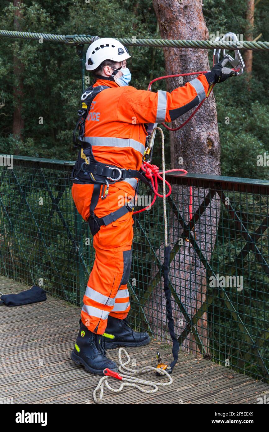 Dorset Fire Service führt im März während der Covid-19-Sperre Trainingsübungen auf der Hängebrücke in Alum Chine, Bournemouth, Dorset UK, durch Stockfoto