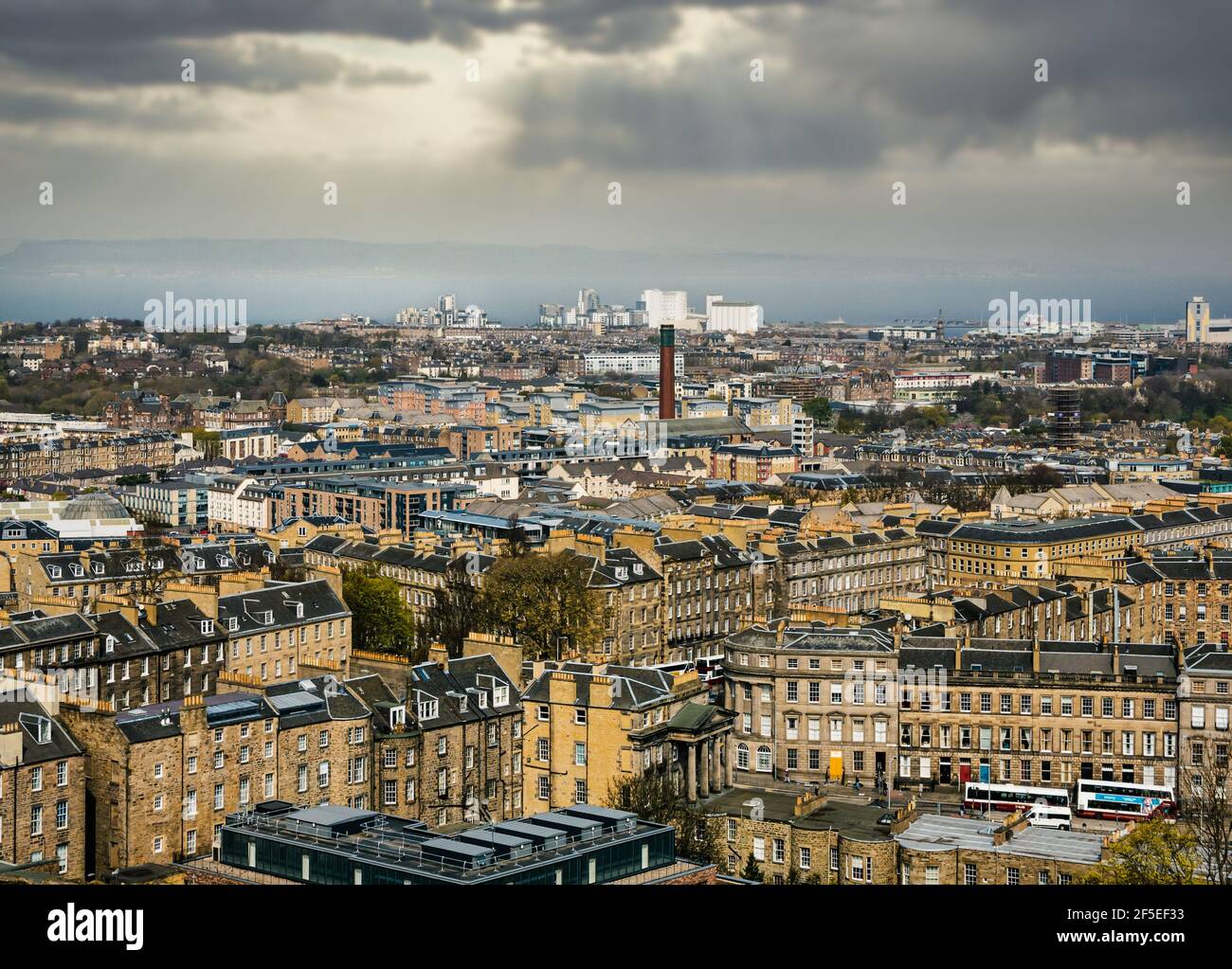 Blick über Neustädter Wohnungen von Calton Hill bis Firth of Forth mit stürmischem Himmel, Edinburgh, Schottland, Großbritannien Stockfoto