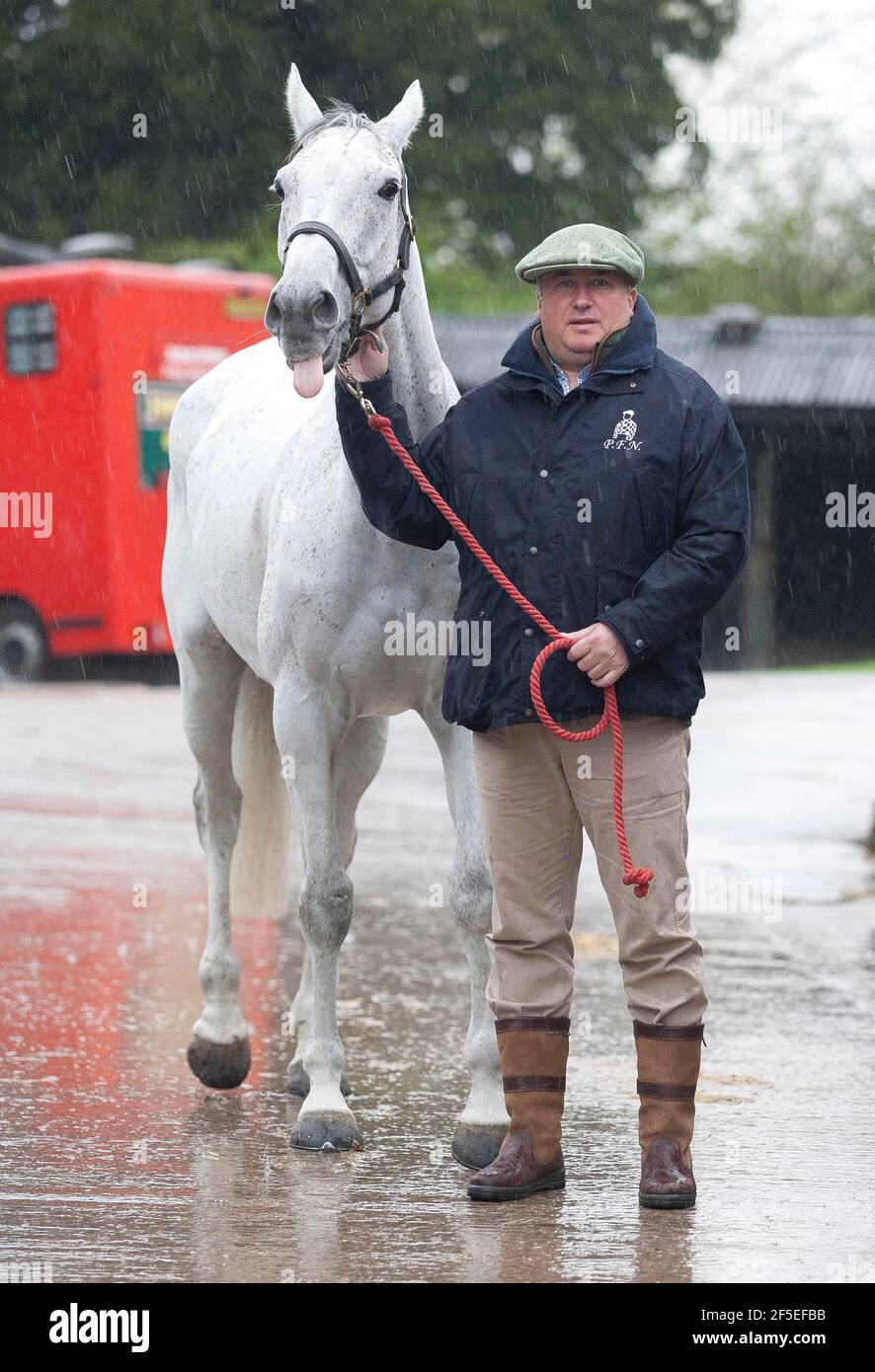 Grand National Gewinner Neptune Collonge mit Trainer Paul Nicholls in seinen Ställen in Ditcheat, Somerset. Stockfoto