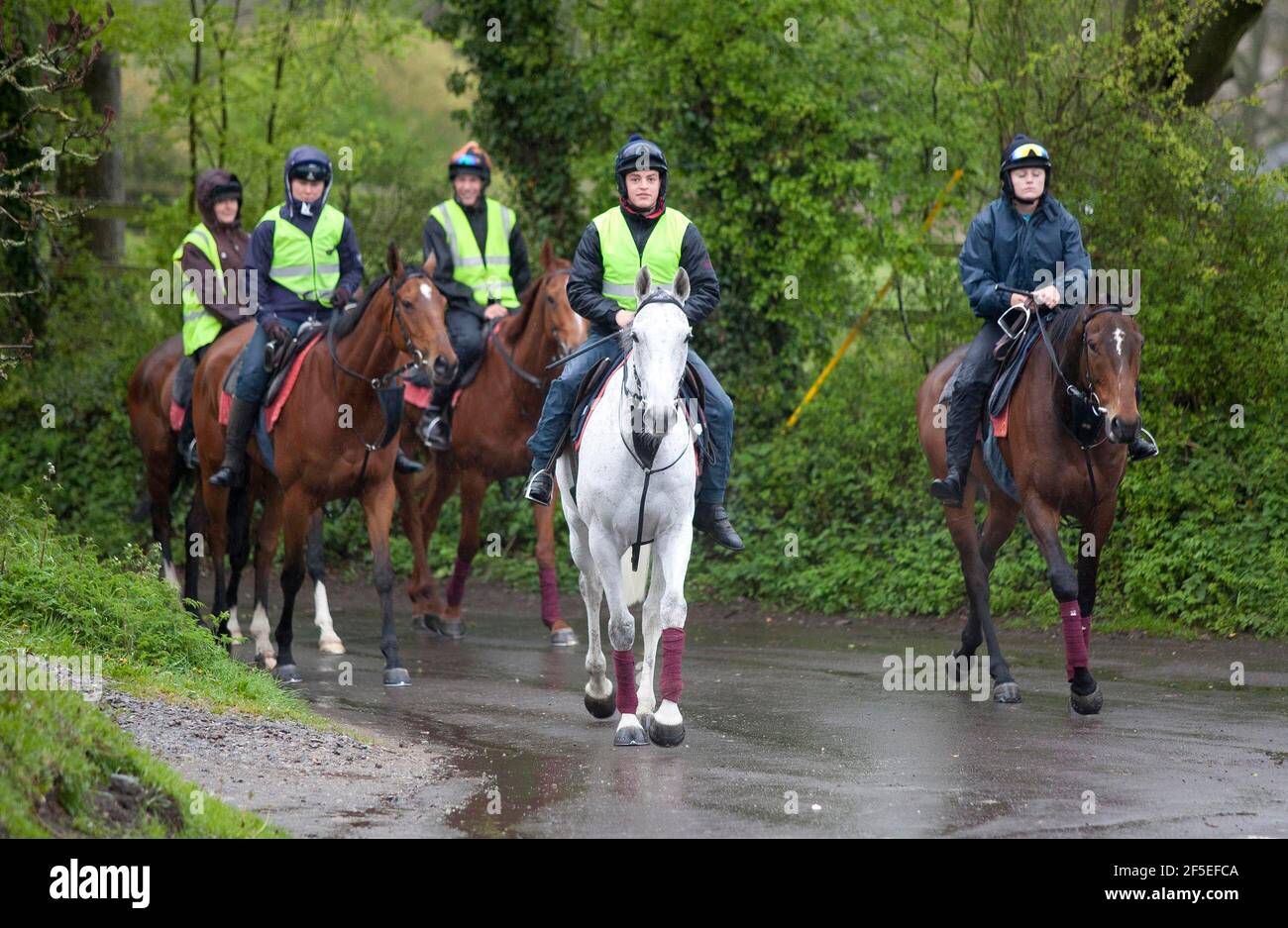 Grand National Gewinner Neptune Collonge mit seinem Trainingsreiter Billy Page in den Paul Nicholls Stables in Ditcheat, Somerset. Stockfoto