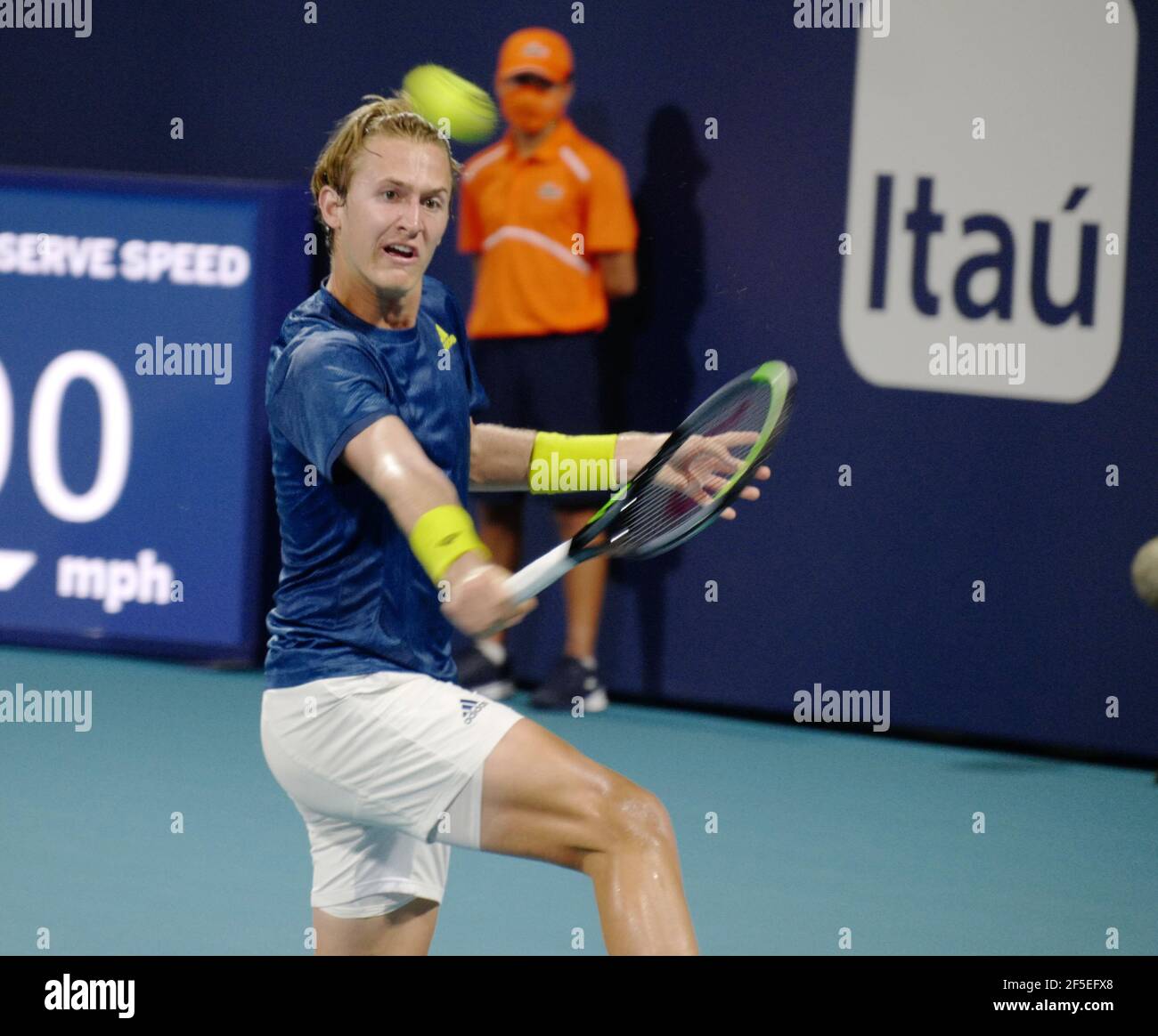 Miami Gardens, Usa. März 2021, 26th. Denis Kudla aus den USA gibt am Donnerstag, den 25. März 2021, den Ball an Jeremy Chardy aus Frankreich auf dem Stadionplatz bei den Miami Open im Hard Rock Stadium in Miami Gardens, Florida, zurück. Kudla besiegte Chardy 3-6, 6-3, 6-4. Foto von Gary i Rothstein/UPI Kredit: UPI/Alamy Live News Stockfoto