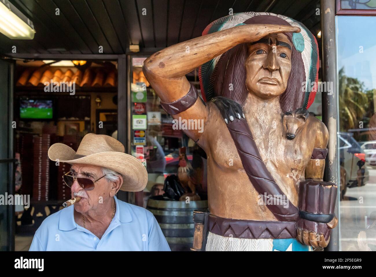 Senior Mann am Eingang des Zigarrenladens in Calle Ocho, Little Havana, Miami, USA Stockfoto