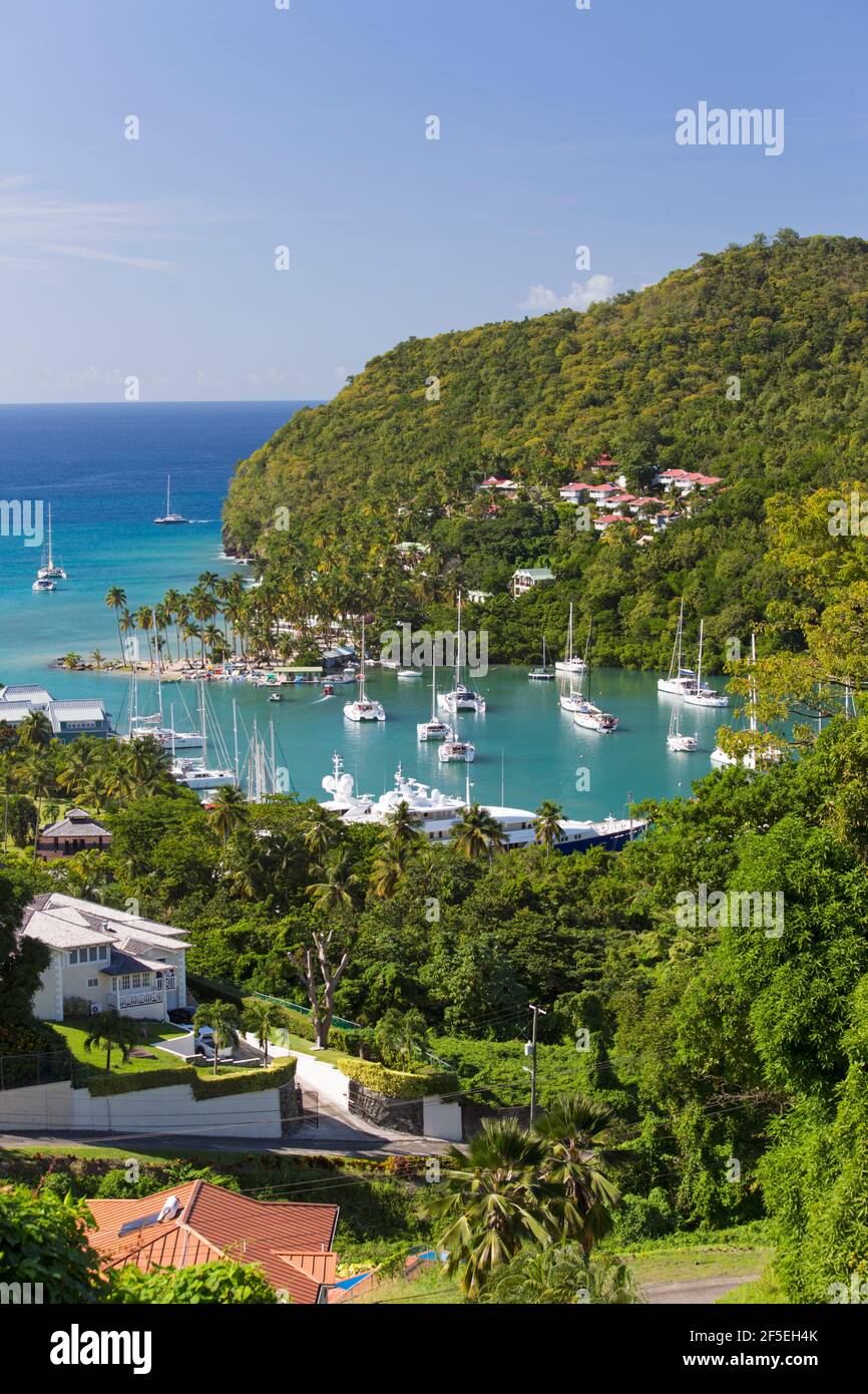 Marigot Bay, Castries, St. Lucia. Blick über das Dorf und den Hafen auf das Karibische Meer. Stockfoto