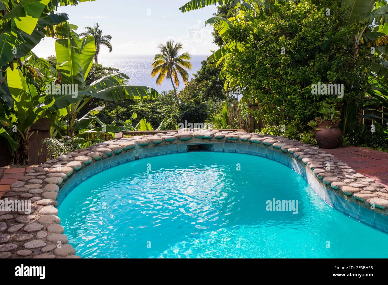 Soufriere, St. Lucia. Swimmingpool mit Blick auf das Karibische Meer im Stonefield Villa Resort. Stockfoto