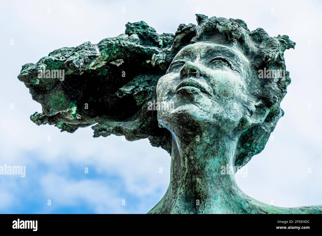 Die Skulptur namens FLIEGE von Lena Dettervik befindet sich am mittelmeer und ist ein Freilichtmuseum in der Innenstadt. Französische riviera Cagnes -sur -mer. Stockfoto