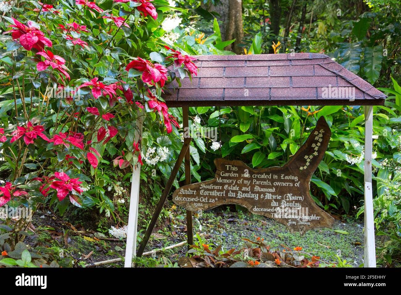 Soufriere, St. Lucia. Rustikales Denkmal inmitten tropischer Vegetation in den Diamond Falls Botanical Gardens. Stockfoto