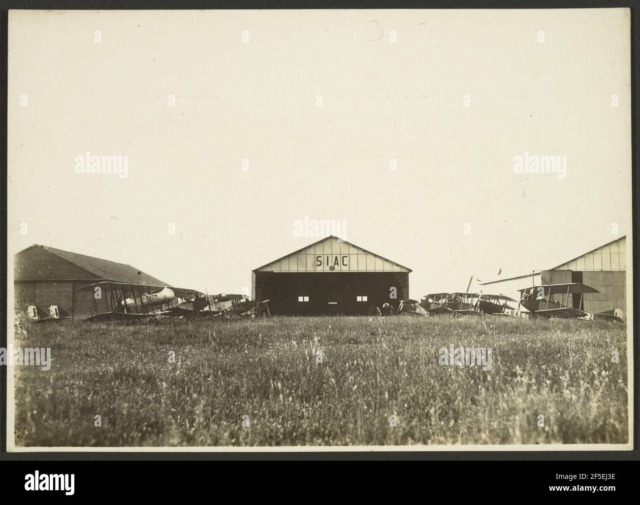 Hangar tipo B.B.B. occupato dalla S.I.A.C. al campo di aviazione di Sesto S. Giovanni (Mailand). Fédèle Azari (Italienisch, 1895 - 1930) Stockfoto