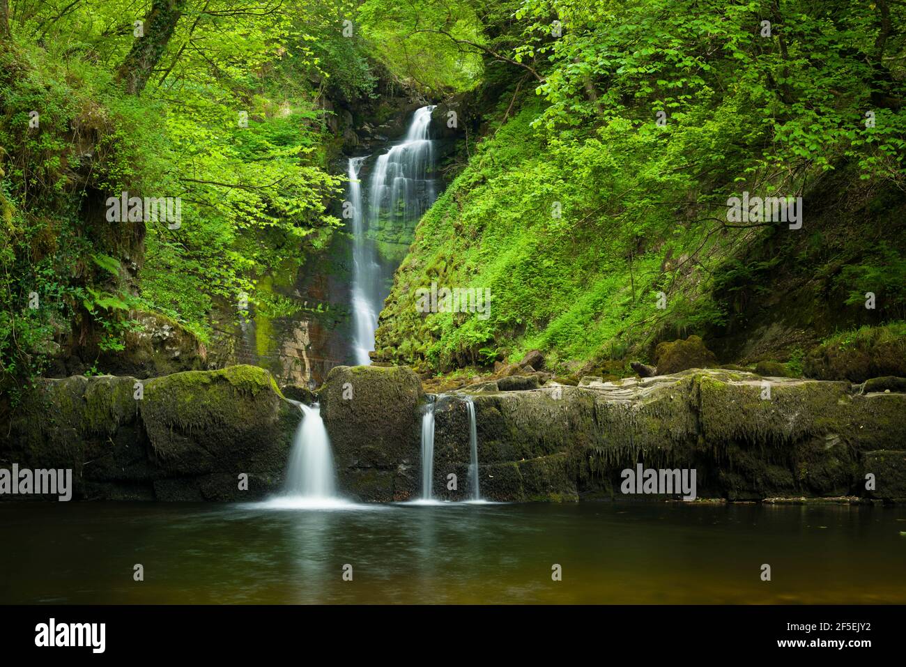 Der Wasserfall Sgwd Einion Gam am am Fluss Pyrddin im Bannau Brycheiniog (Brecon Beacons) National Park, Powys, Wales. Stockfoto