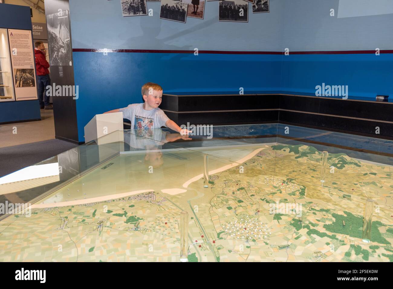 Ein kleiner Junge mit einer interaktiven Karte im Pegasus Bridge Museum Stockfoto