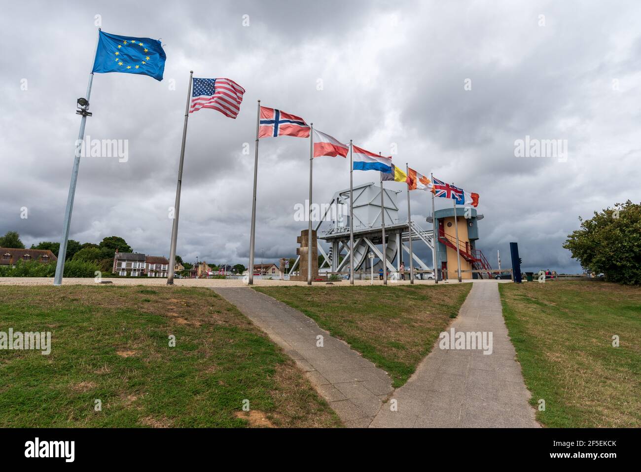 Flaggen europäischer Nationen fliegen neben der Benouville Brücke in Caen, Nordfrankreich Stockfoto