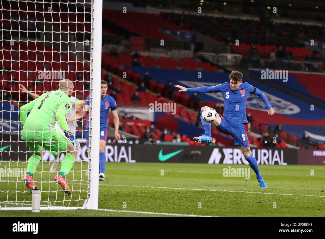 London, Großbritannien. März 2021, 25th. John Stones von England schießt aus nächster Nähe über die Querlatte. FIFA WM-Qualifikationsspiel, Gruppe I Spiel, England gegen San Marino im Wembley Stadion in London am Donnerstag, 25th. März 2021. Dieses Bild darf nur für redaktionelle Zwecke verwendet werden. Nur redaktionelle Verwendung, Lizenz für kommerzielle Nutzung erforderlich. Keine Verwendung in Wetten, Spiele oder ein einzelner Club / Liga / Spieler Publikationen. PIC von Andrew Orchard / Andrew Orchard Sport Fotografie / Alamy Live News Credit: Andrew Orchard Sport Fotografie / Alamy Live News Stockfoto