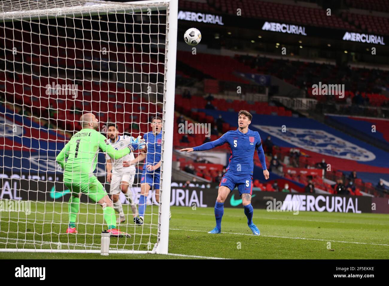 London, Großbritannien. März 2021, 25th. John Stones von England schießt aus nächster Nähe über die Querlatte. FIFA WM-Qualifikationsspiel, Gruppe I Spiel, England gegen San Marino im Wembley Stadion in London am Donnerstag, 25th. März 2021. Dieses Bild darf nur für redaktionelle Zwecke verwendet werden. Nur redaktionelle Verwendung, Lizenz für kommerzielle Nutzung erforderlich. Keine Verwendung in Wetten, Spiele oder ein einzelner Club / Liga / Spieler Publikationen. PIC von Andrew Orchard / Andrew Orchard Sport Fotografie / Alamy Live News Credit: Andrew Orchard Sport Fotografie / Alamy Live News Stockfoto