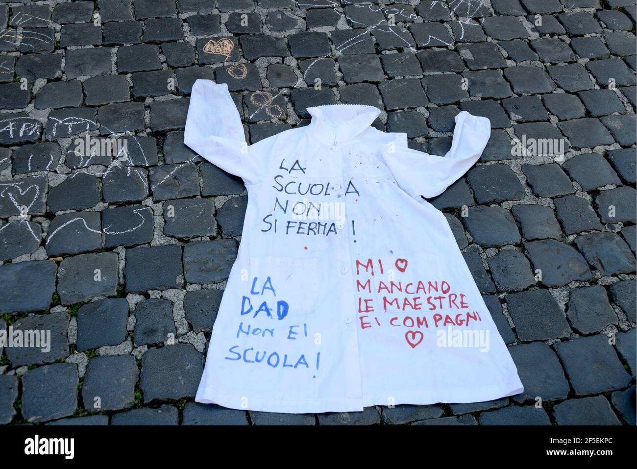 Rom, Italien. März 2021, 26th. Eine Schürze mit Protestlosungen Kredit: Unabhängige Fotoagentur/Alamy Live Nachrichten Stockfoto