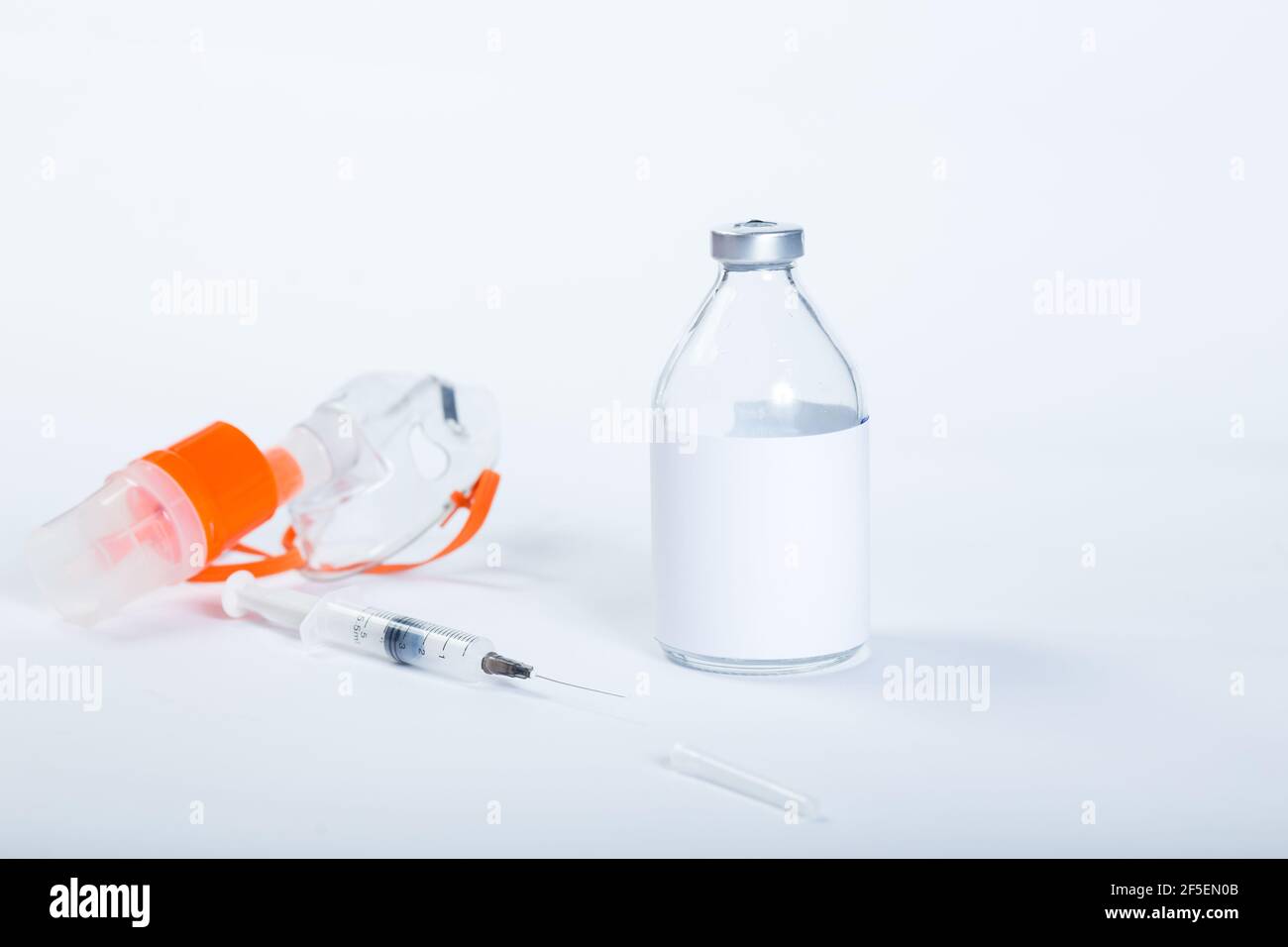 Lungenentzündung Behandlung mit Vernebler, Spritze Glas medizinische Flasche und Maske für die Atmung auf weißem Hintergrund. Stockfoto