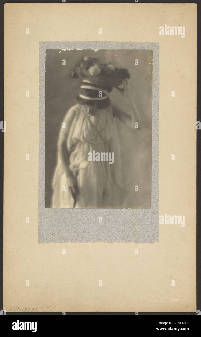 Modell in klassischem Kostüm. Louis Fleckenstein (Amerikanisch, 1866 - 1943) Stockfoto