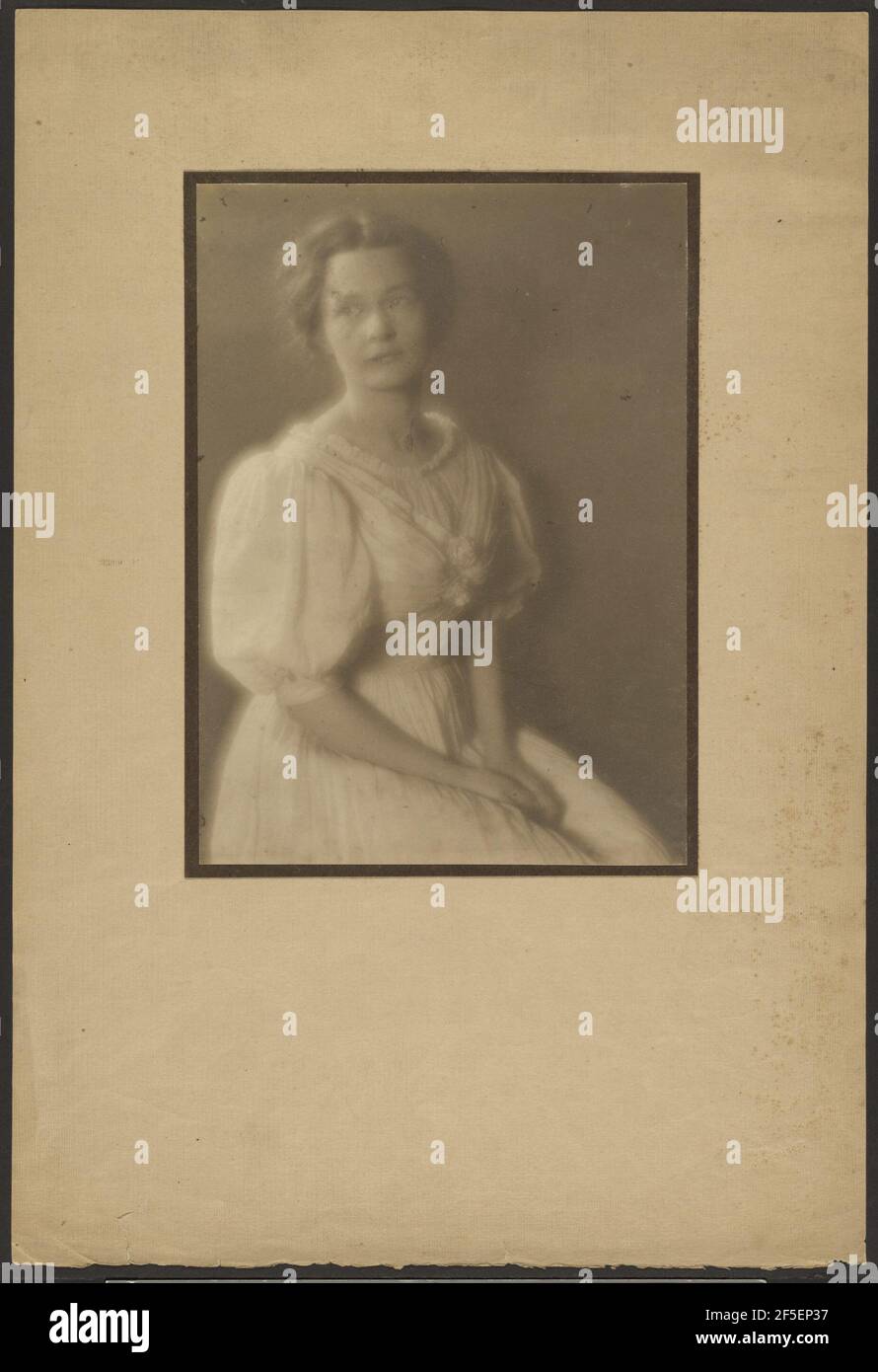 Porträt einer Frau in Kleid mit Seidenrosen. Louis Fleckenstein (Amerikanisch, 1866 - 1943) Stockfoto