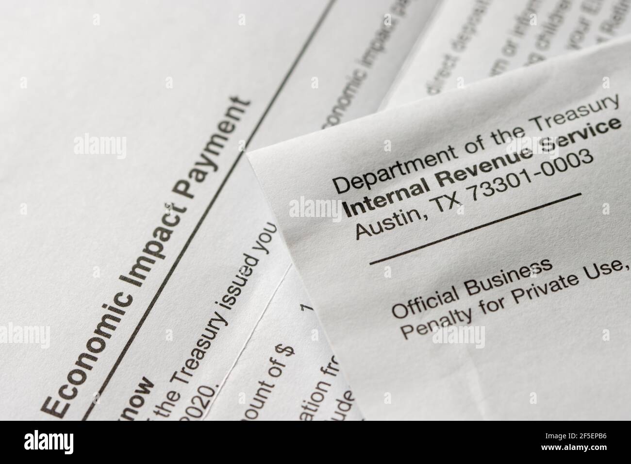 Nahaufnahme des Schreibens der „Economic Impact Payment“ (EIP) des „Internal Revenue Service“ (IRS), das ein Steuerzahler erhalten hat, gesehen am 25. März 2021. Stockfoto