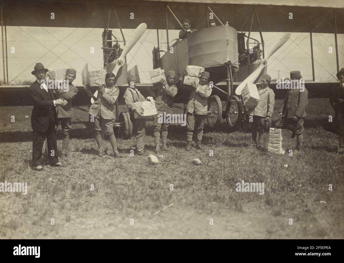 Männer gruppiert vor einer Caproni Ca. 3 Flugzeug. Fédèle Azari (Italienisch, 1895 - 1930) Stockfoto