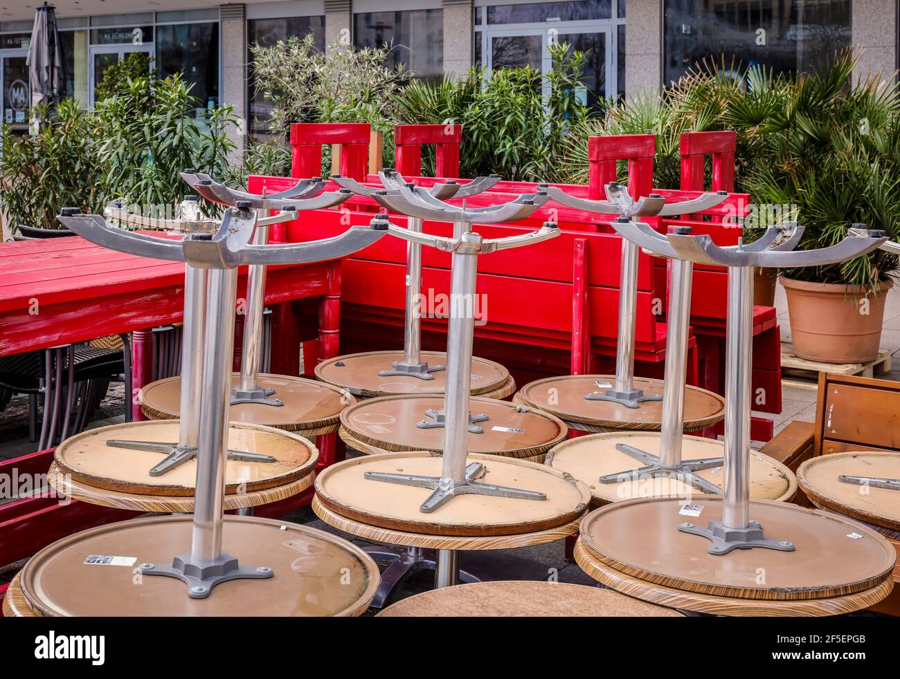 Essen, Nordrhein-Westfalen, Deutschland - leere Einkaufsstraßen bei der zweiten Sperre, Corona-Krise, geschlossene Restaurants und Geschäfte am Kennedyplatz. Stockfoto