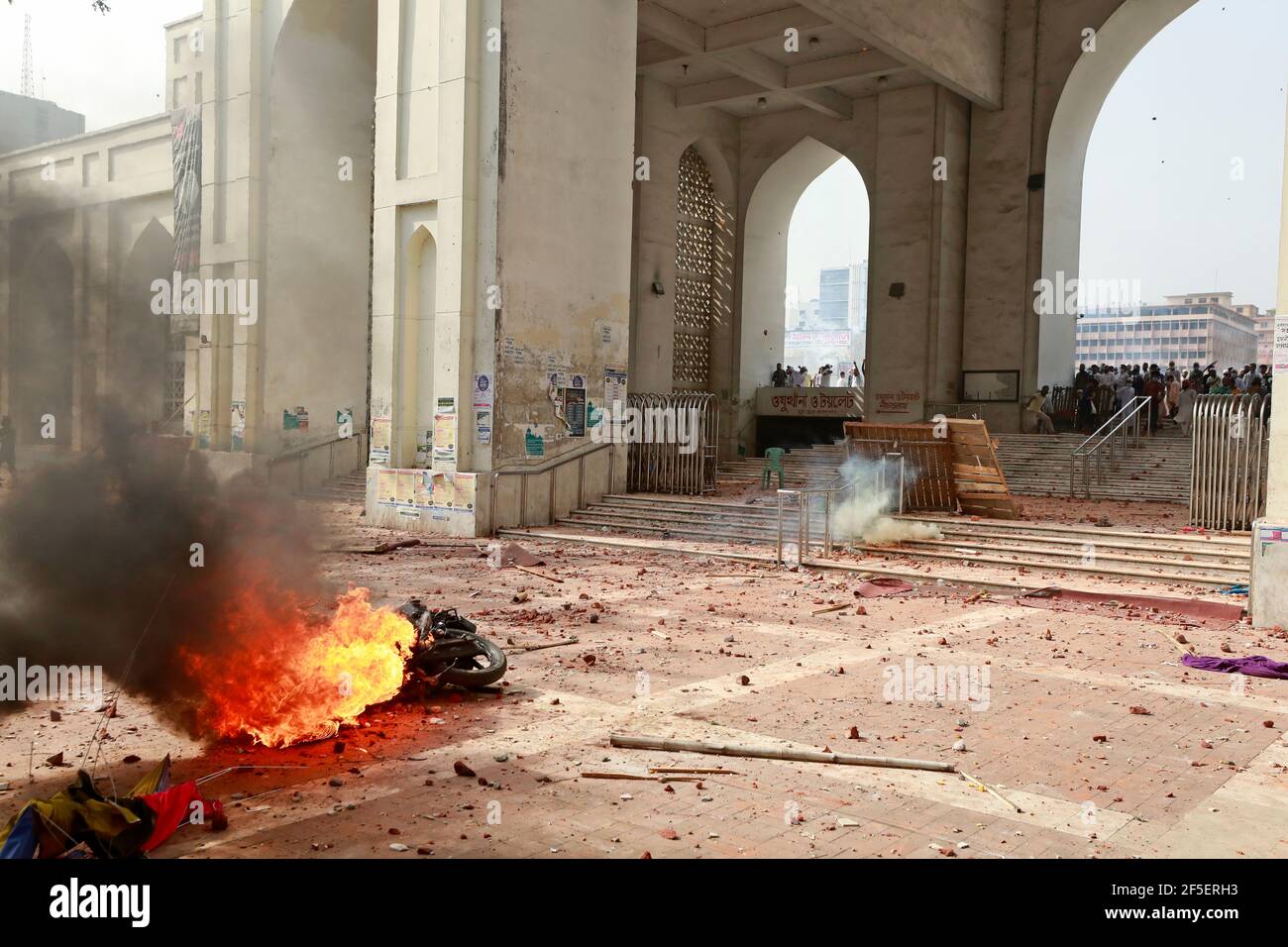Dhaka, Bangladesch - 26. März 2021: Muslimische Gläubige treffen in der Baitul Mukarram Moschee auf Polizei- und Regierungspartei-Aktivisten, um gegen den indischen Prim zu protestieren Stockfoto