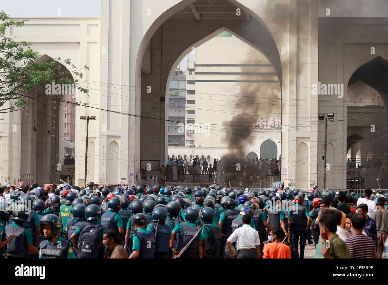 Dhaka, Bangladesch - 26. März 2021: Muslimische Gläubige treffen in der Baitul Mukarram Moschee auf Polizei- und Regierungspartei-Aktivisten, um gegen den indischen Prim zu protestieren Stockfoto