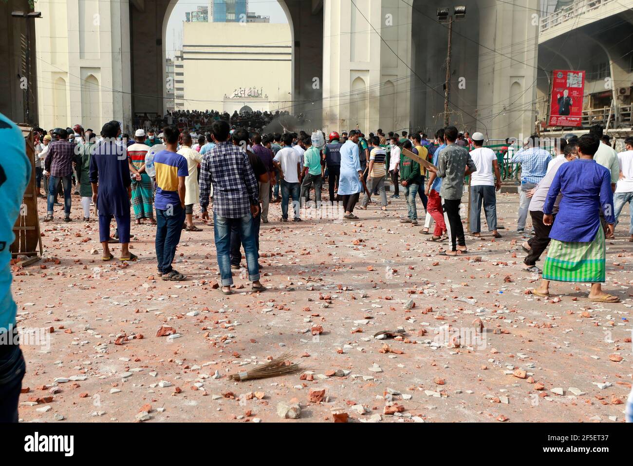 Dhaka, Bangladesch - 26. März 2021: Muslimische Gläubige treffen in der Baitul Mukarram Moschee auf Polizei- und Regierungspartei-Aktivisten, um gegen den indischen Prim zu protestieren Stockfoto