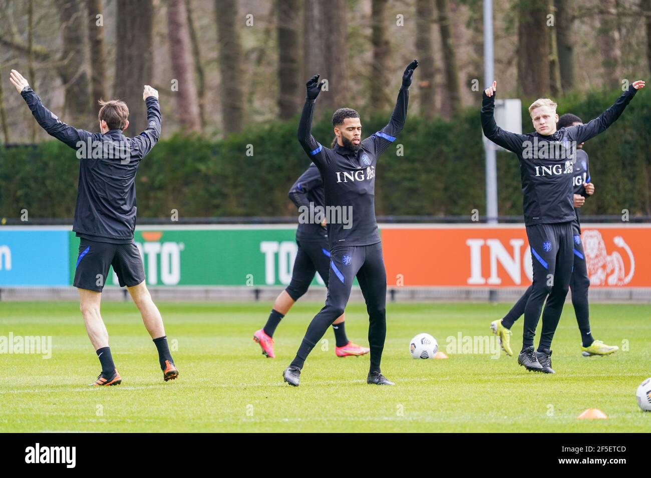 ZEIST, NIEDERLANDE - MÄRZ 26: Marten de Roon von Holland, Jeremiah St Juste von Holland und Donny van de Beek von Holland während der Niederlande Trainin Stockfoto