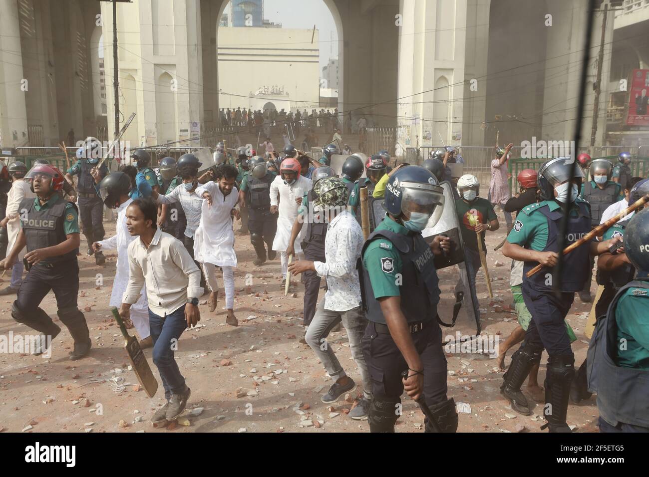 Dhaka, Bangladesch - 26. März 2021: Muslimische Gläubige treffen in der Baitul Mukarram Moschee auf Polizei- und Regierungspartei-Aktivisten, um gegen den indischen Prim zu protestieren Stockfoto