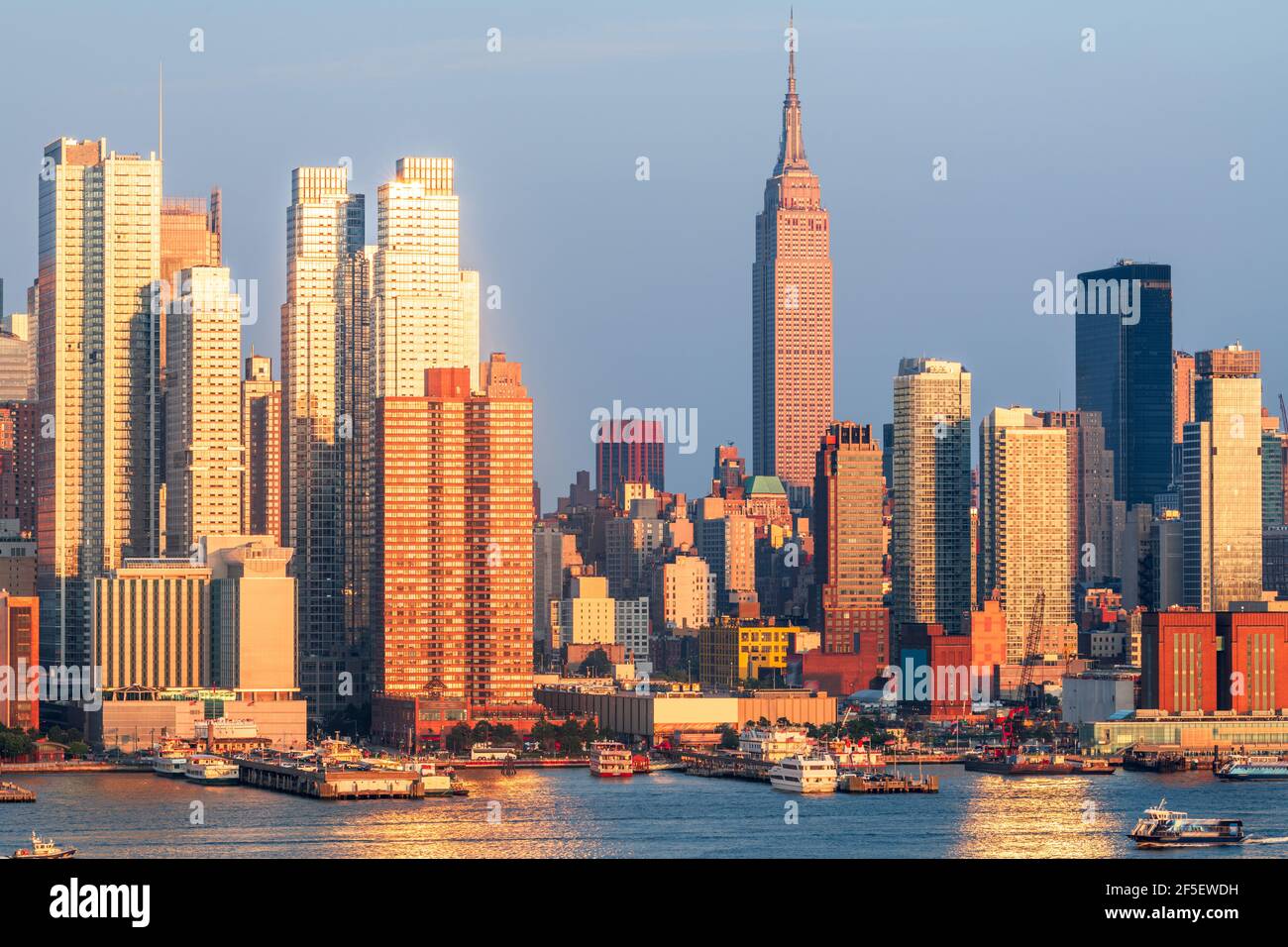 New York, New York, USA Skyline von Midtown Manhattan am Hudson River in der Abenddämmerung. Stockfoto