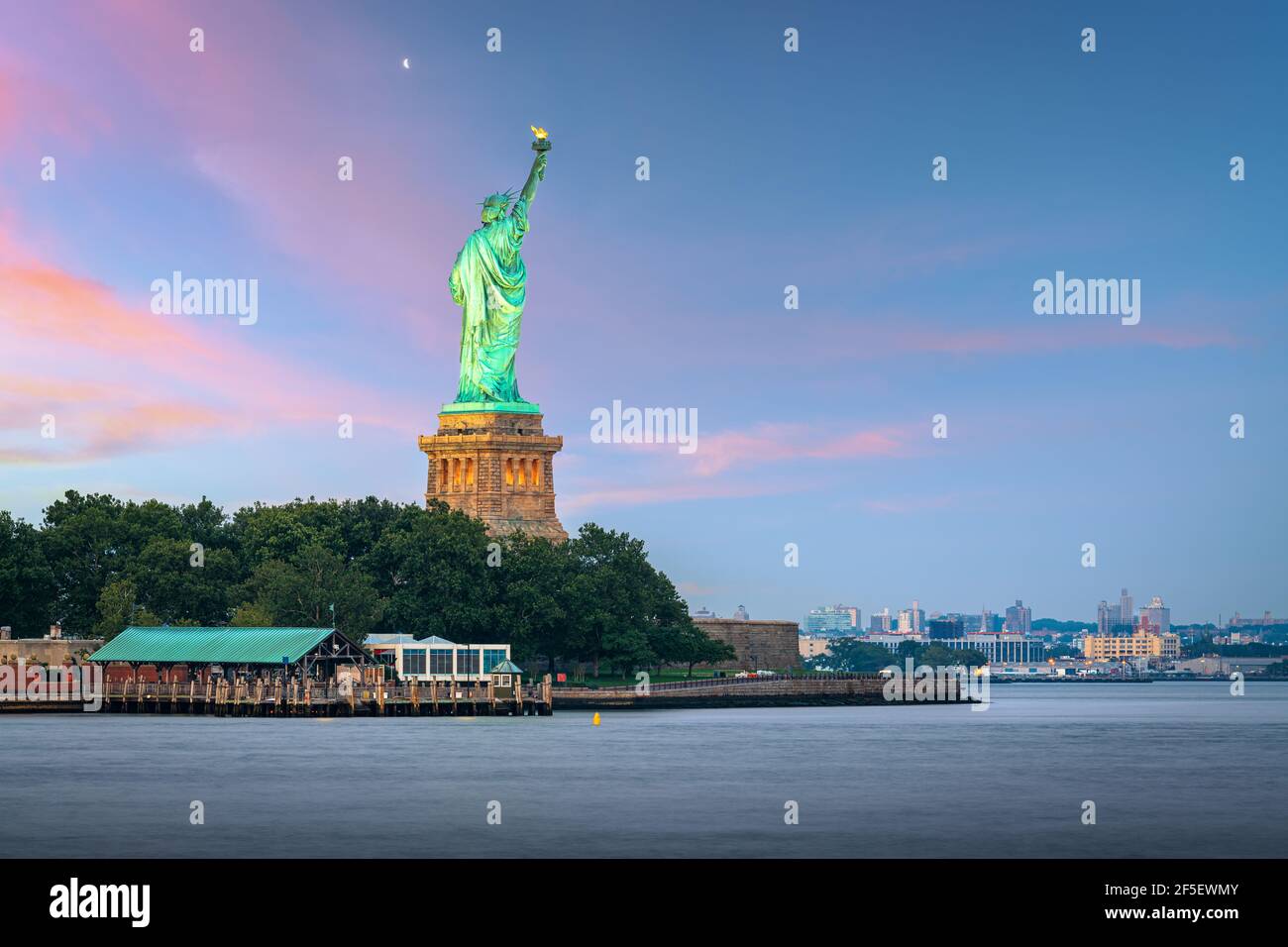 Freiheitsstatue im New Yorker Hafen in der Abenddämmerung. Stockfoto